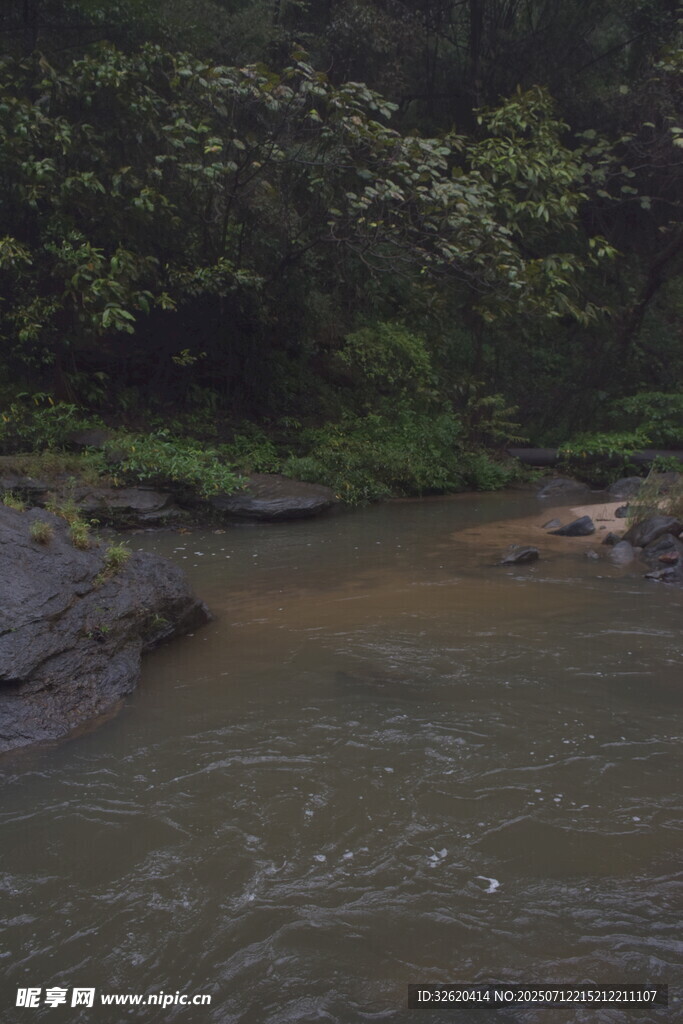 山间溪流 自然静谧之景