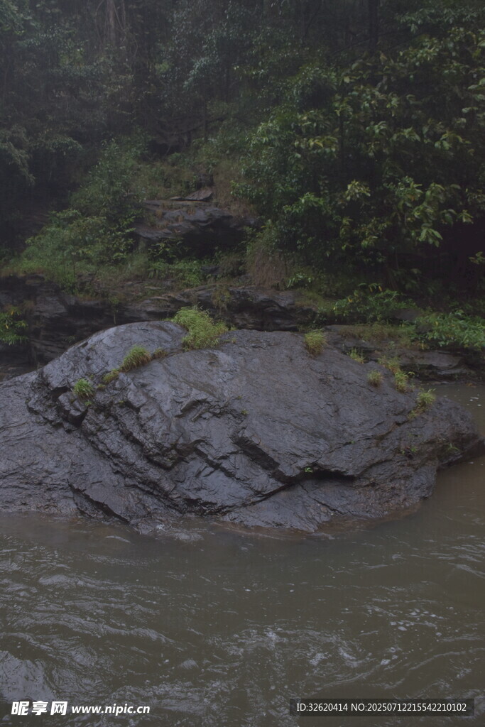 溪边嶙峋岩石与葱郁植被