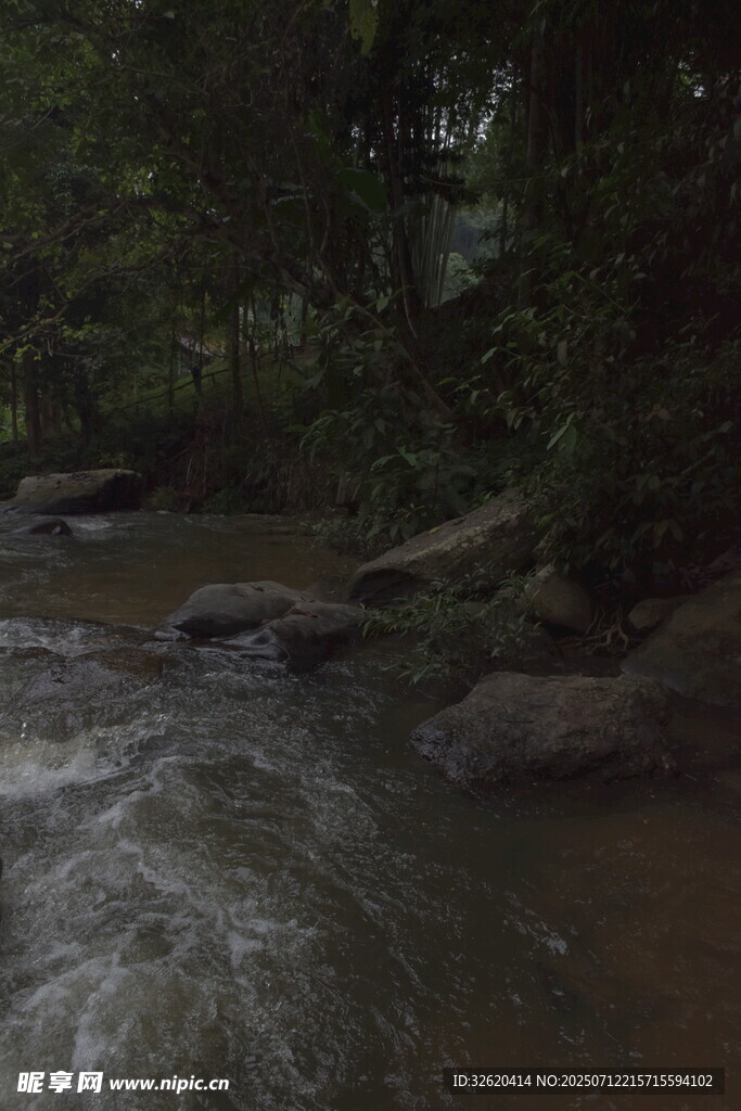 山间溪流潺潺