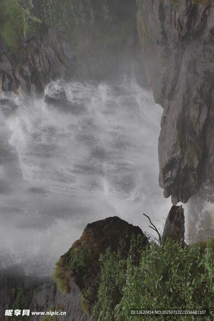 湍急河流穿岩石景观