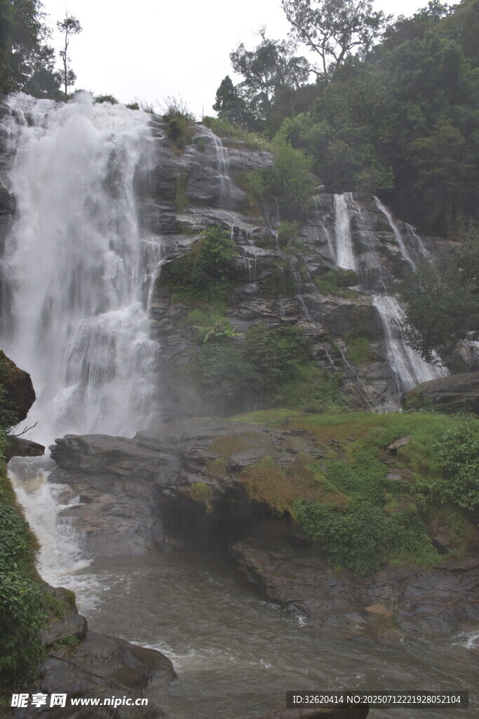山间瀑布美景