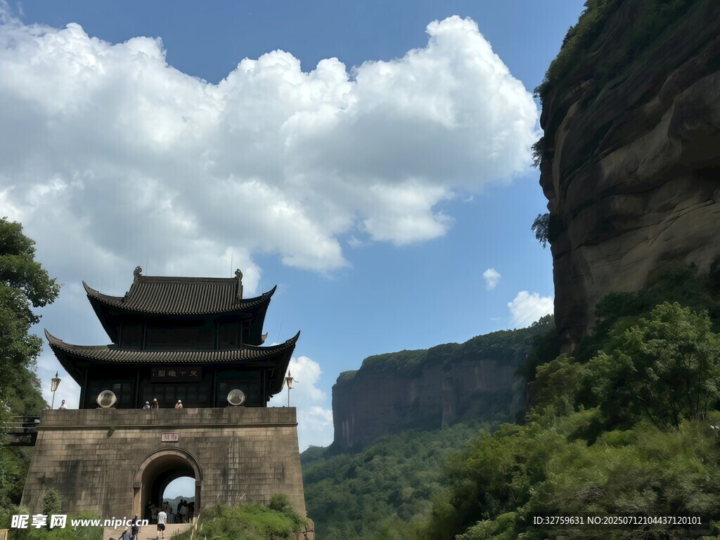 山间古亭映于秀丽风光