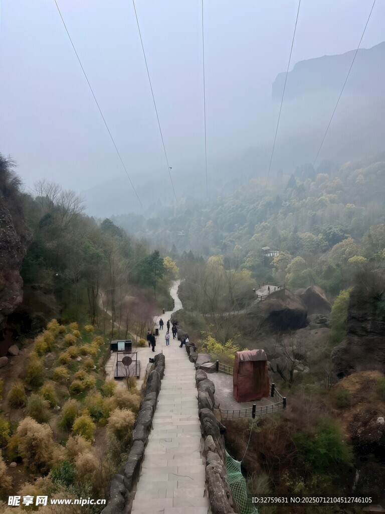 山间雾中漫步小道