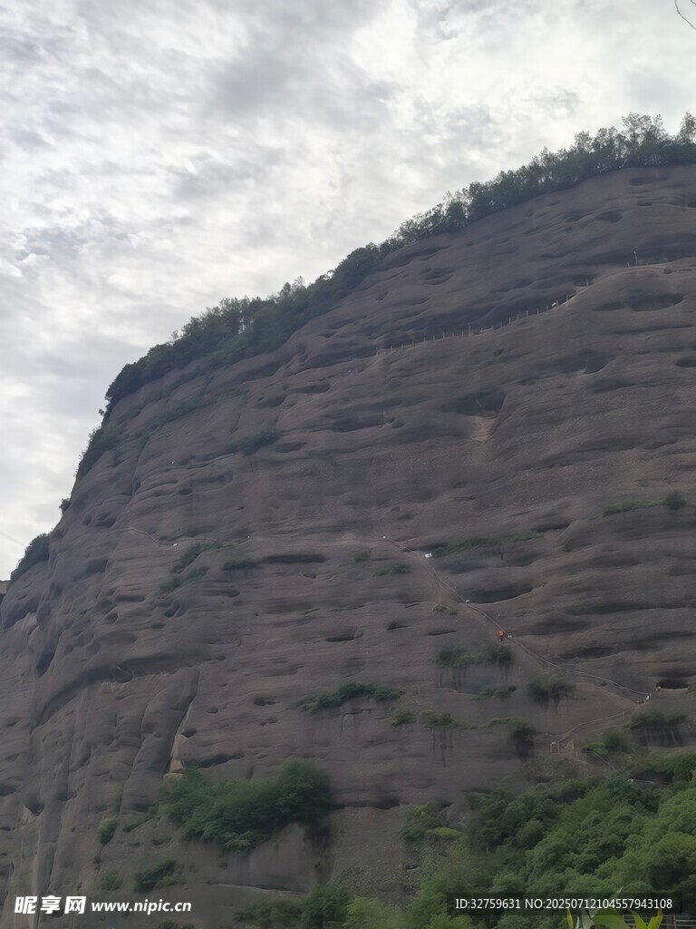 陡峭山崖与零星绿植
