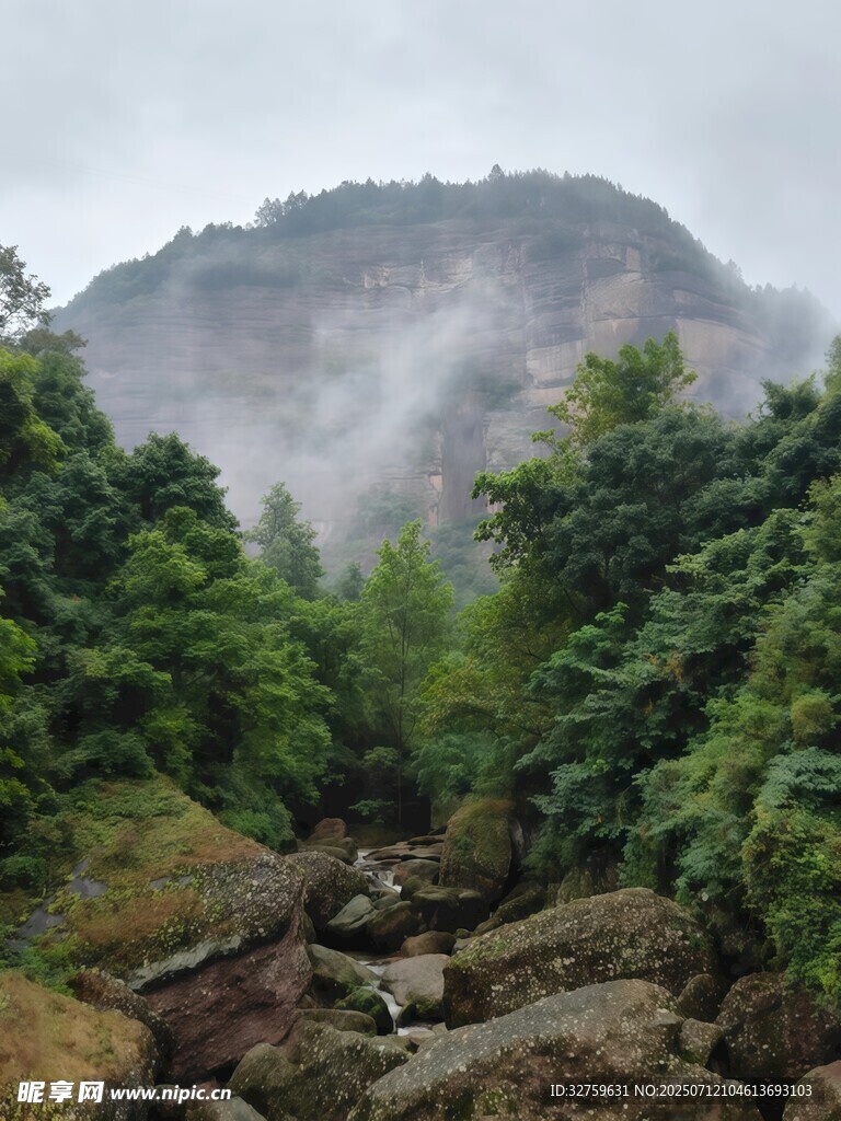 山间云雾缭绕的溪流景致