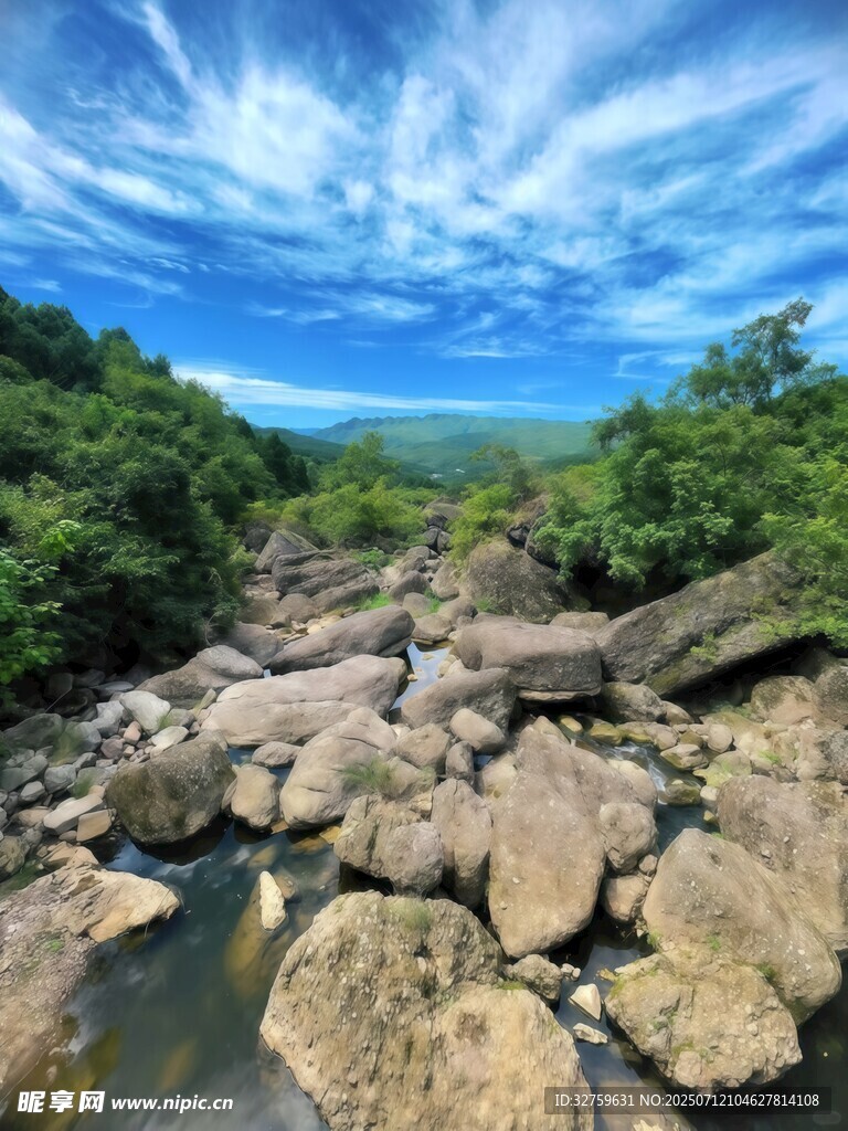 山间溪流与繁茂植被景观