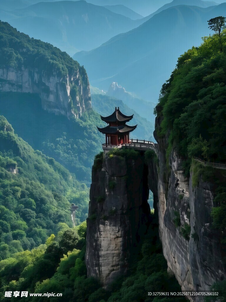 悬崖古亭伴青山绿水