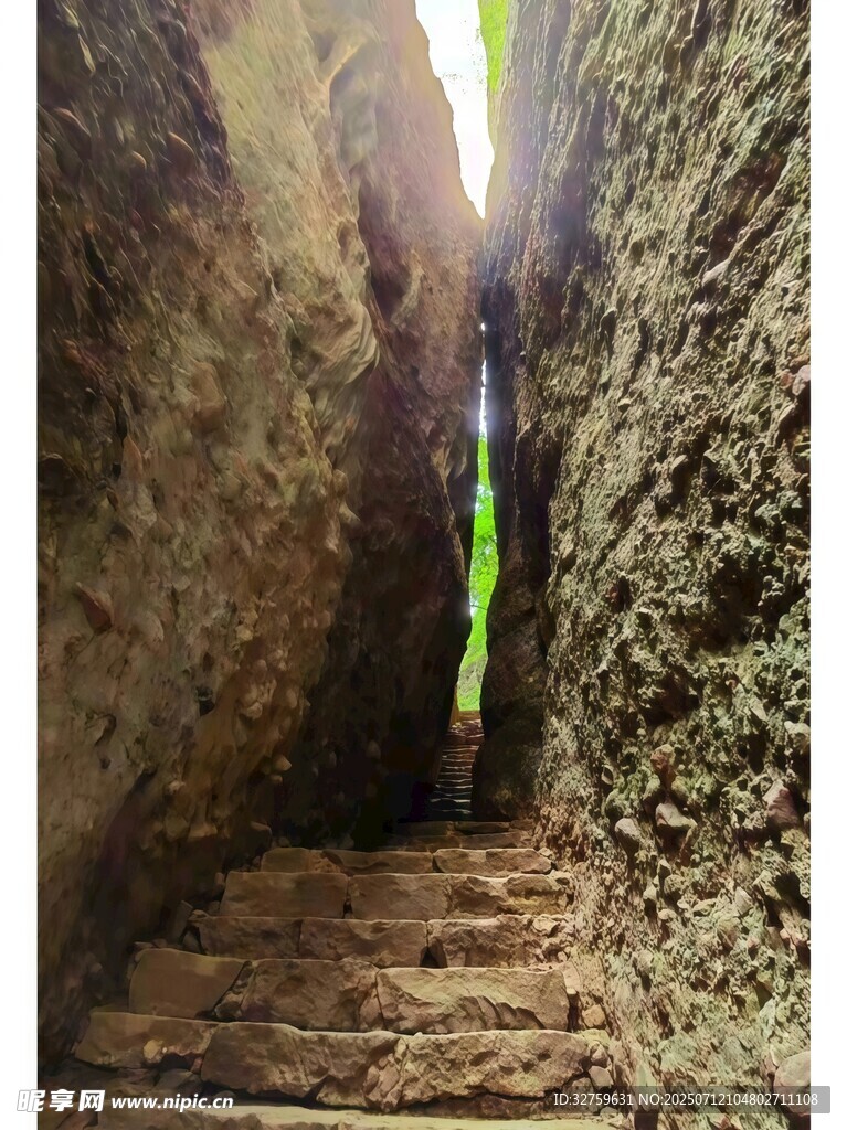 狭窄石缝中的阶梯通道