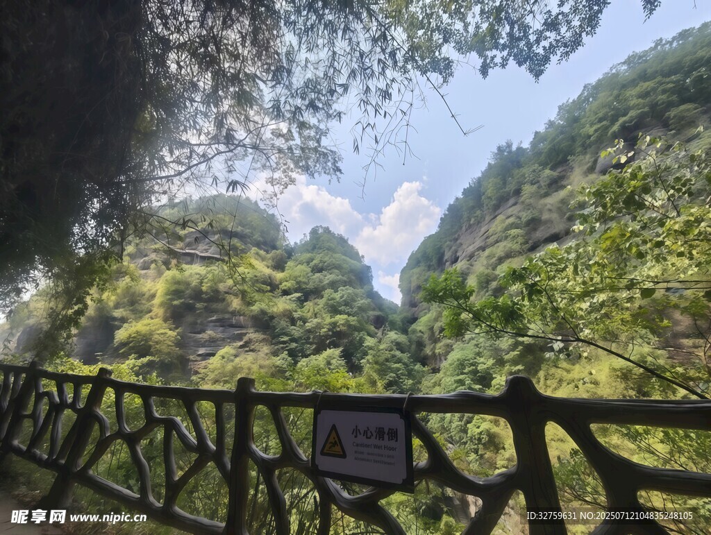 山间栈道赏秀丽自然景色