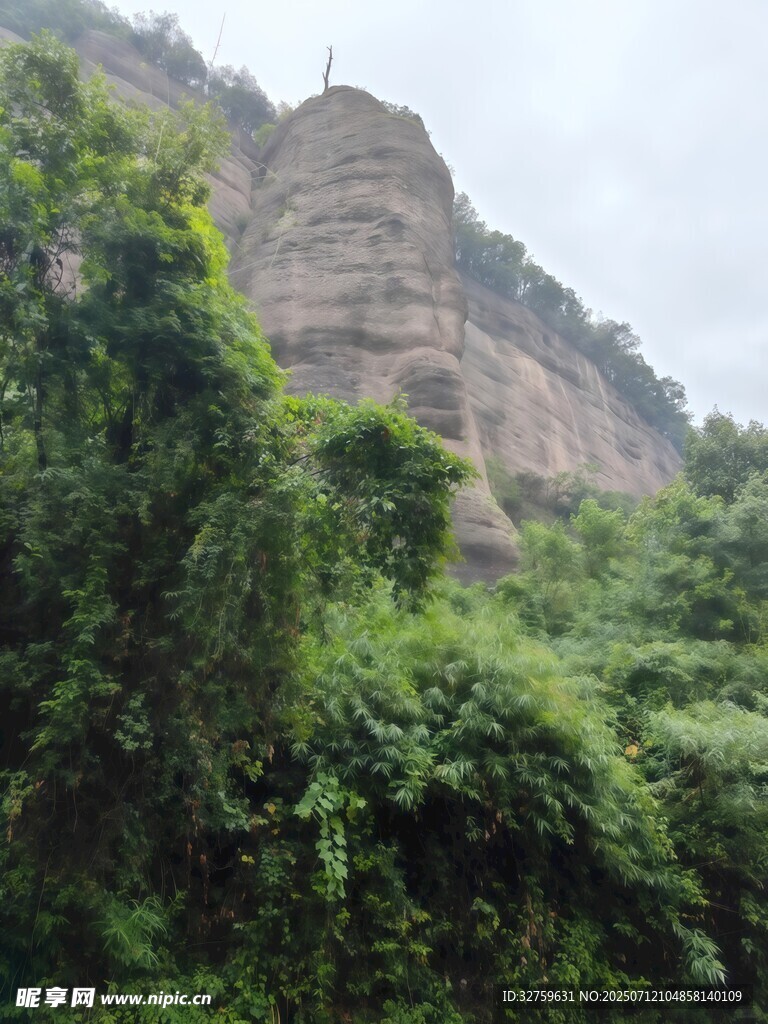 山林间的巍峨岩石景观