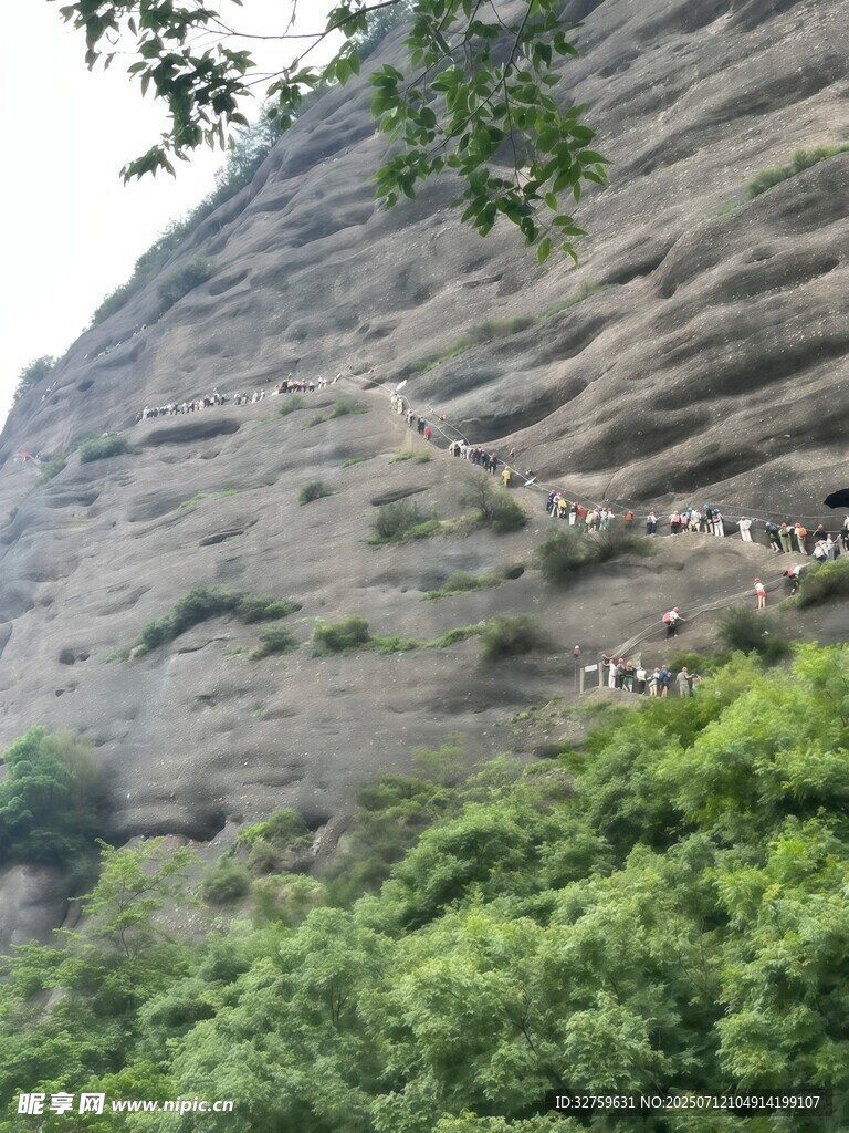 陡峭山壁上的蜿蜒路径