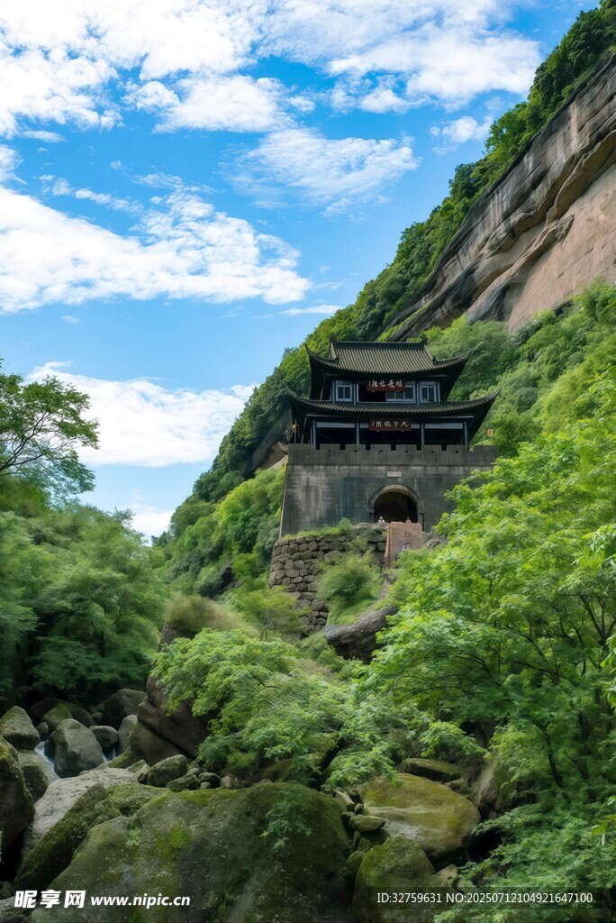 山间古建隐于葱郁绿意中