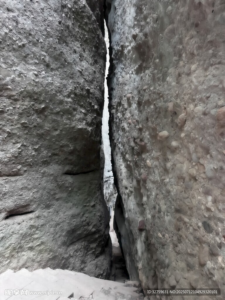 狭窄石缝景观