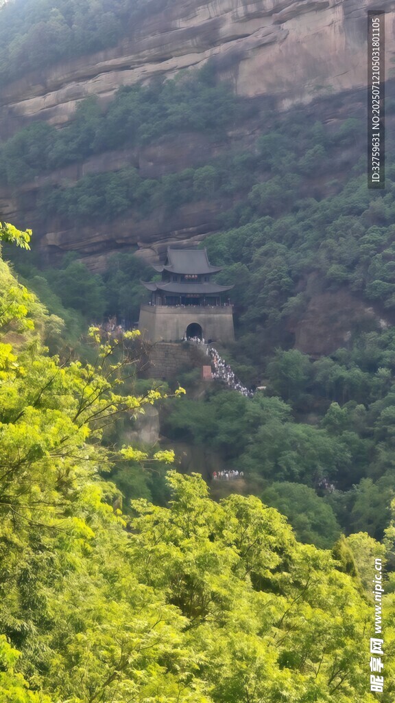 山林间的古朴建筑