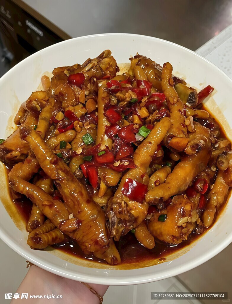 香辣美味的特色炒鸡爪