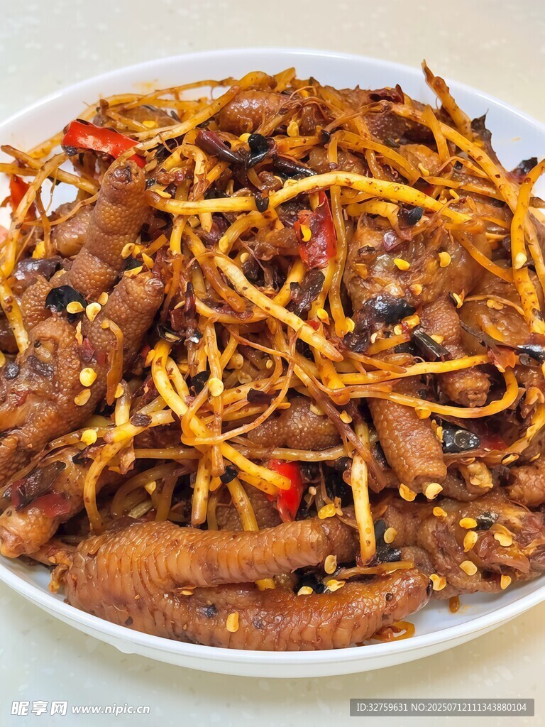 香辣美味的特色卤味鸡爪
