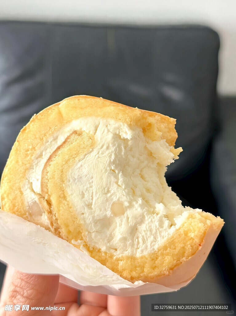 咬过的美味奶油泡芙