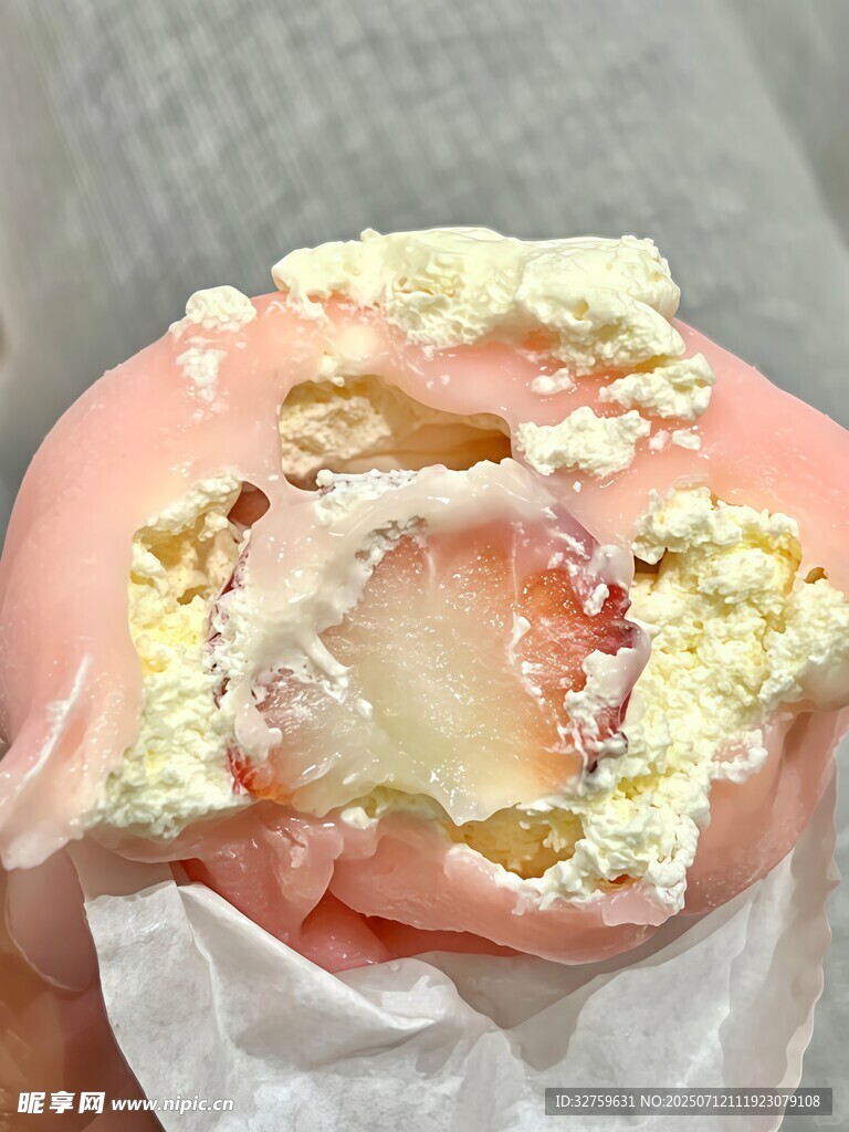 咬过的粉色奶油泡芙