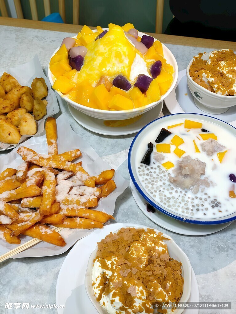多样美味甜品与小吃拼盘