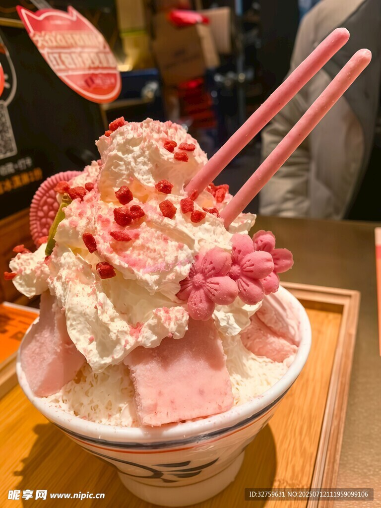 美味草莓冰淇淋甜品