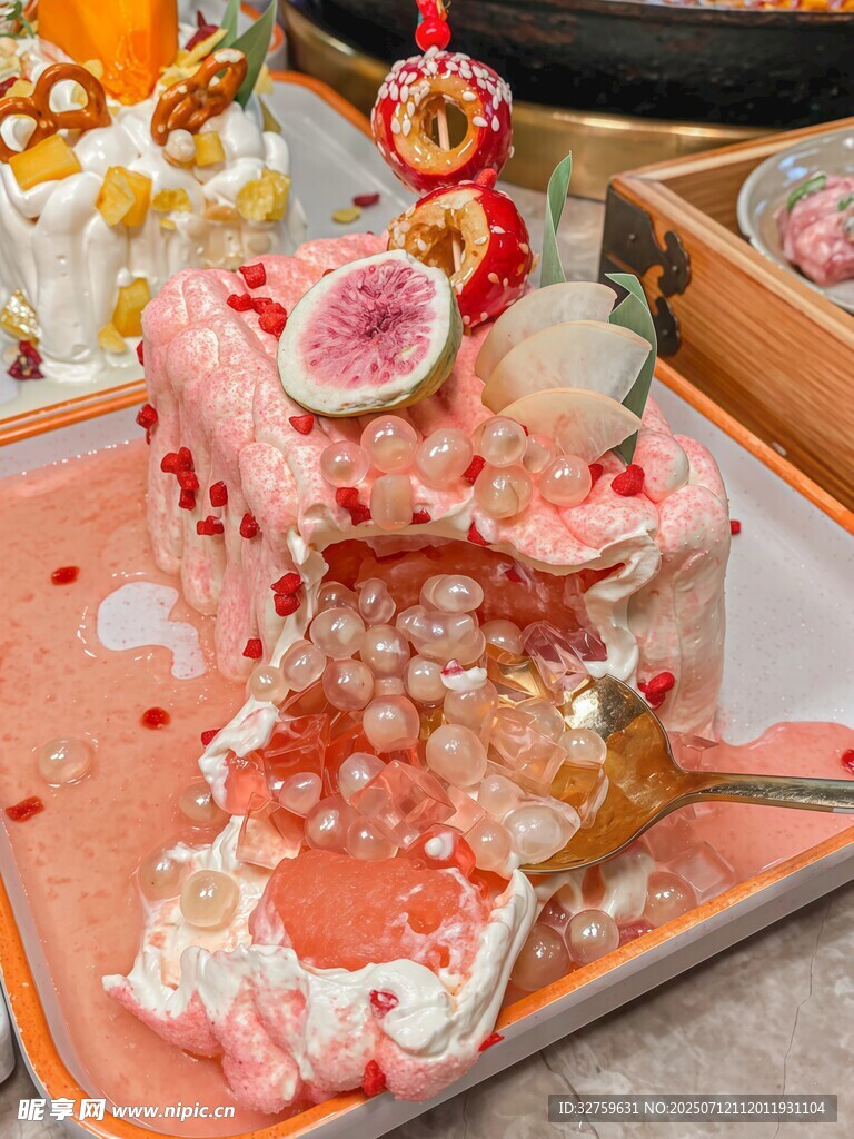 美味草莓蛋糕待享用