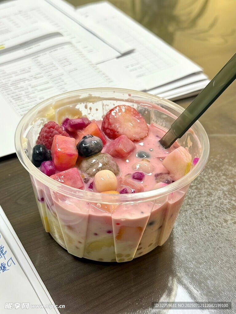 美味缤纷水果酸奶杯