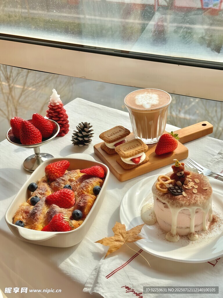 窗边精致早餐与美味甜点