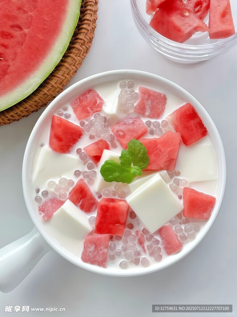 西瓜椰奶西米露甜品