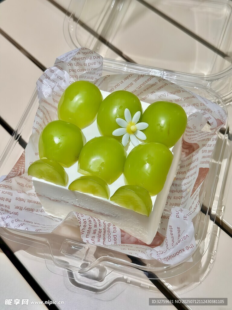 精致盘中青提与小花点缀