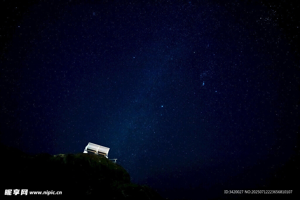 夜空下的孤独小屋