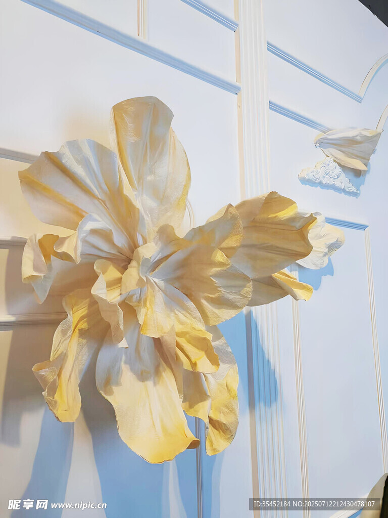 金色花饰