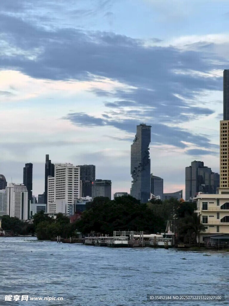 河畔城市
