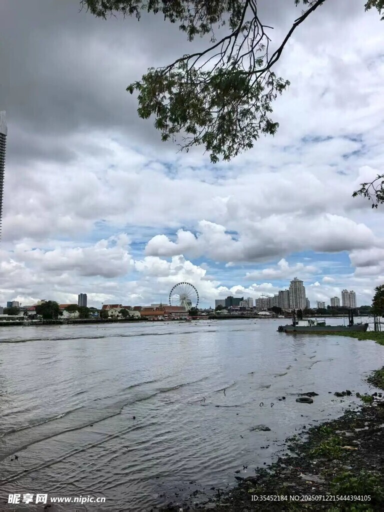 河畔城市