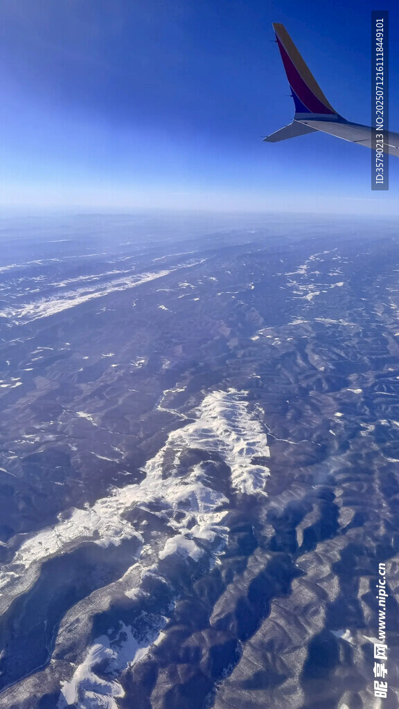 高空俯瞰壮丽雪山景观
