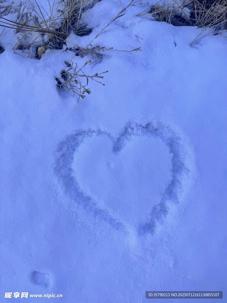 雪地上的心形图案