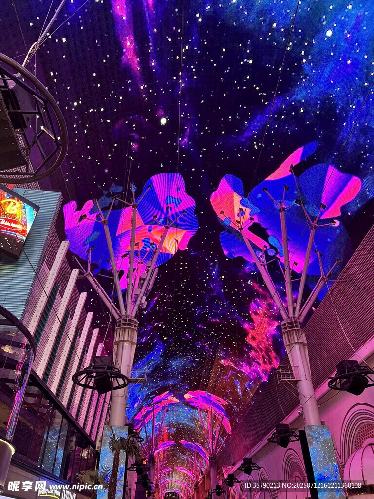 梦幻星空下的绚丽街道景观