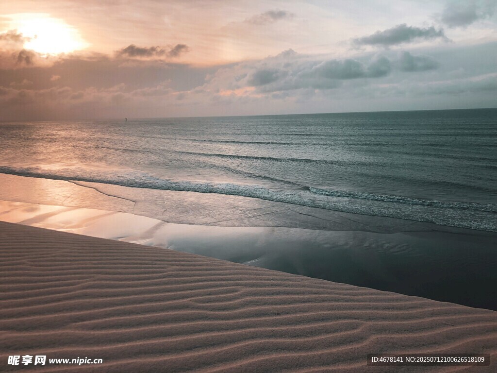 夕阳下的沙滩与辽阔大海