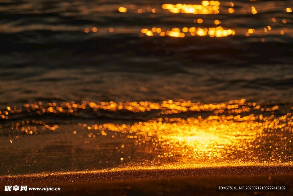 夕阳下波光粼粼的海面