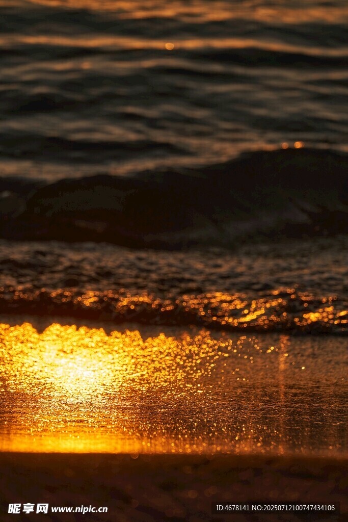 海边日落金色海浪美景