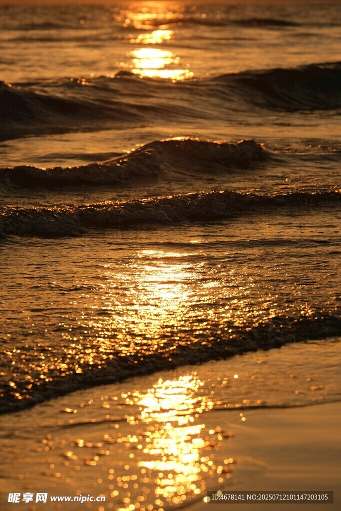 夕阳下波光粼粼的海滩