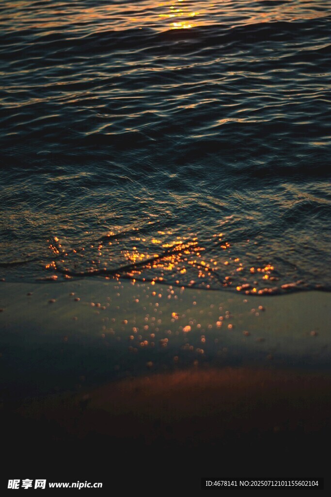 夕阳下波光粼粼的海面