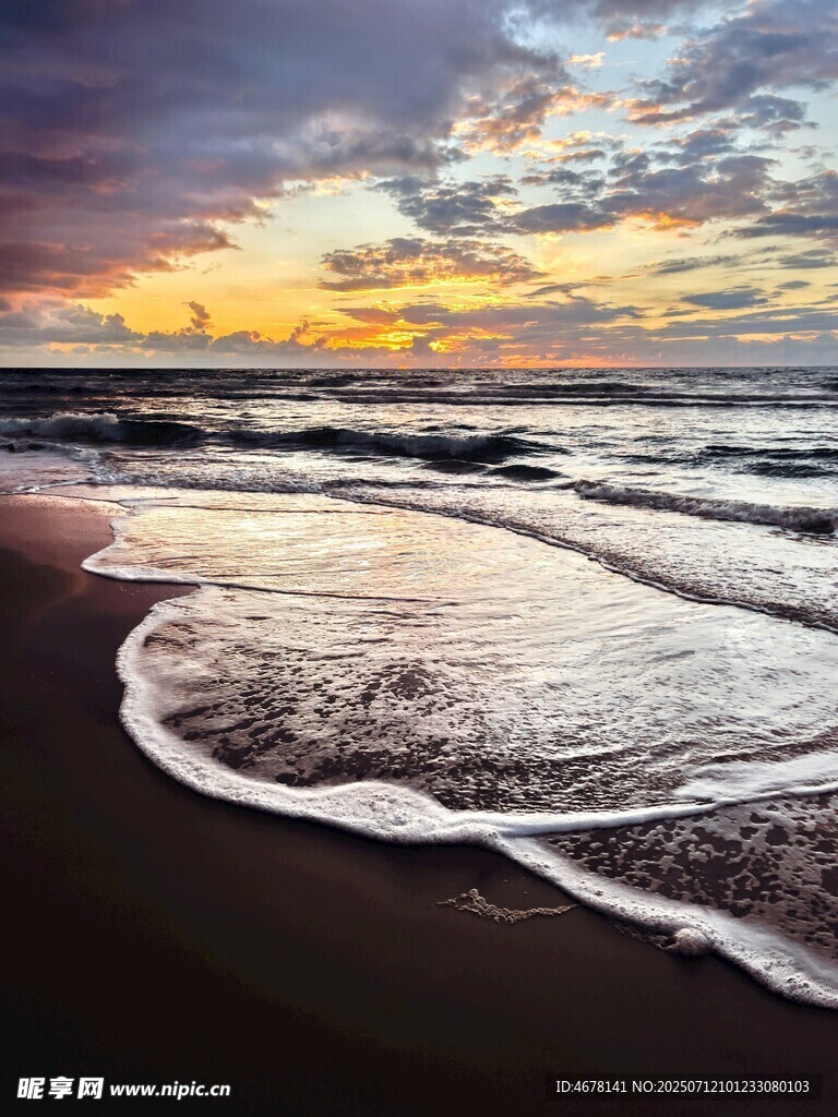 海边日落美景海浪轻拍沙滩