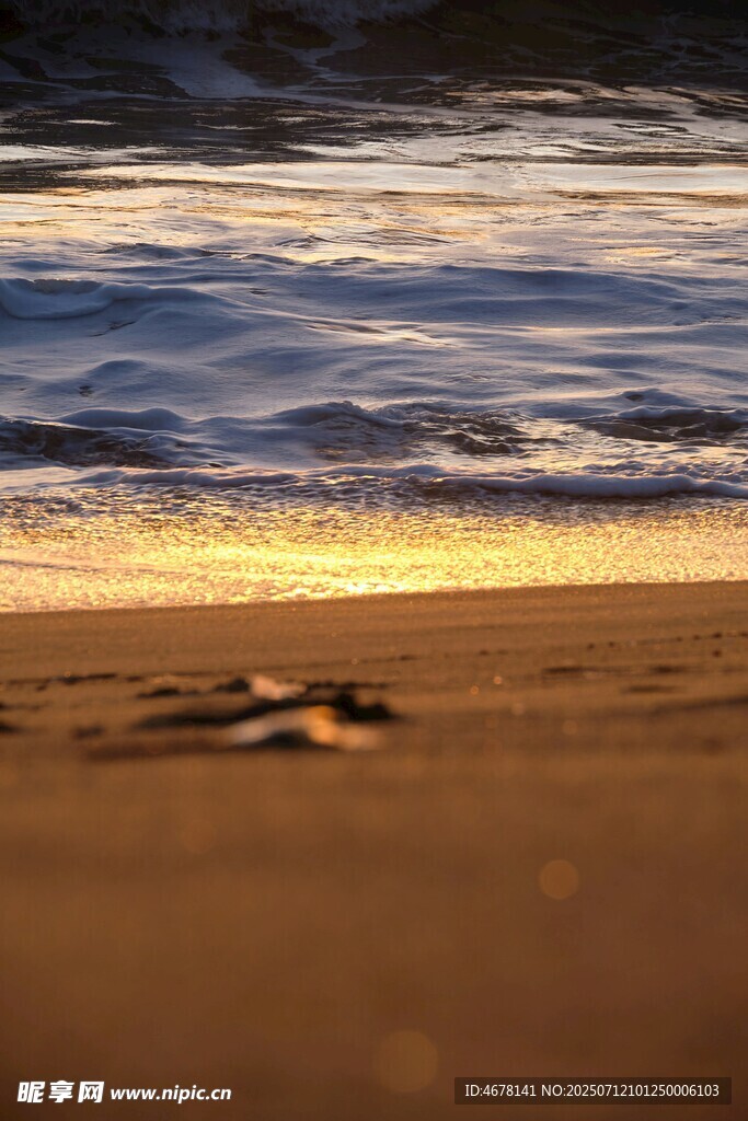 沙滩上的海浪与脚印