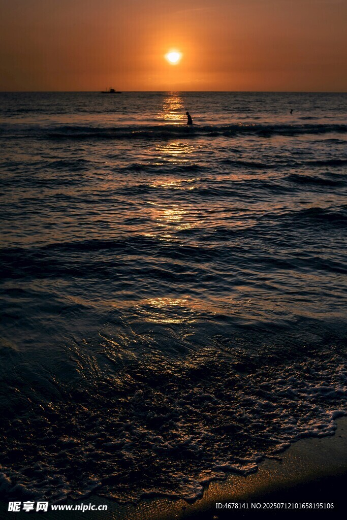 海边日落一人泛舟海上