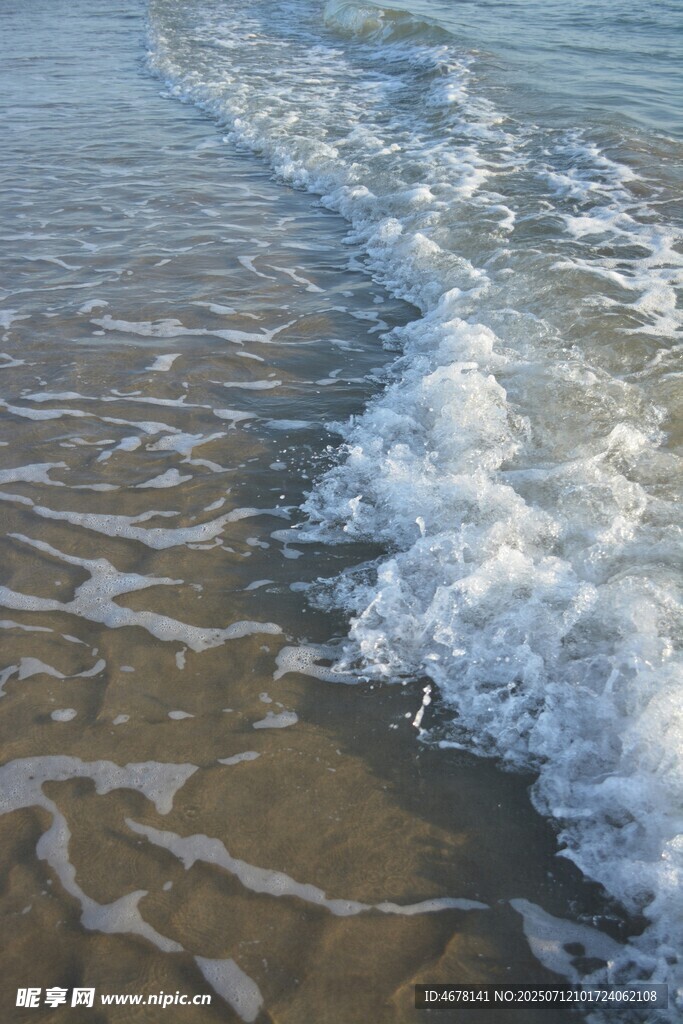 海浪轻拍沙滩的美丽瞬间