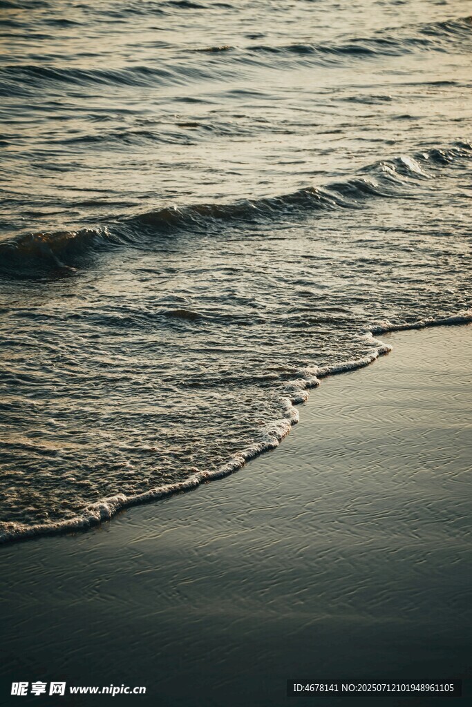 海边海浪轻拍沙滩画面