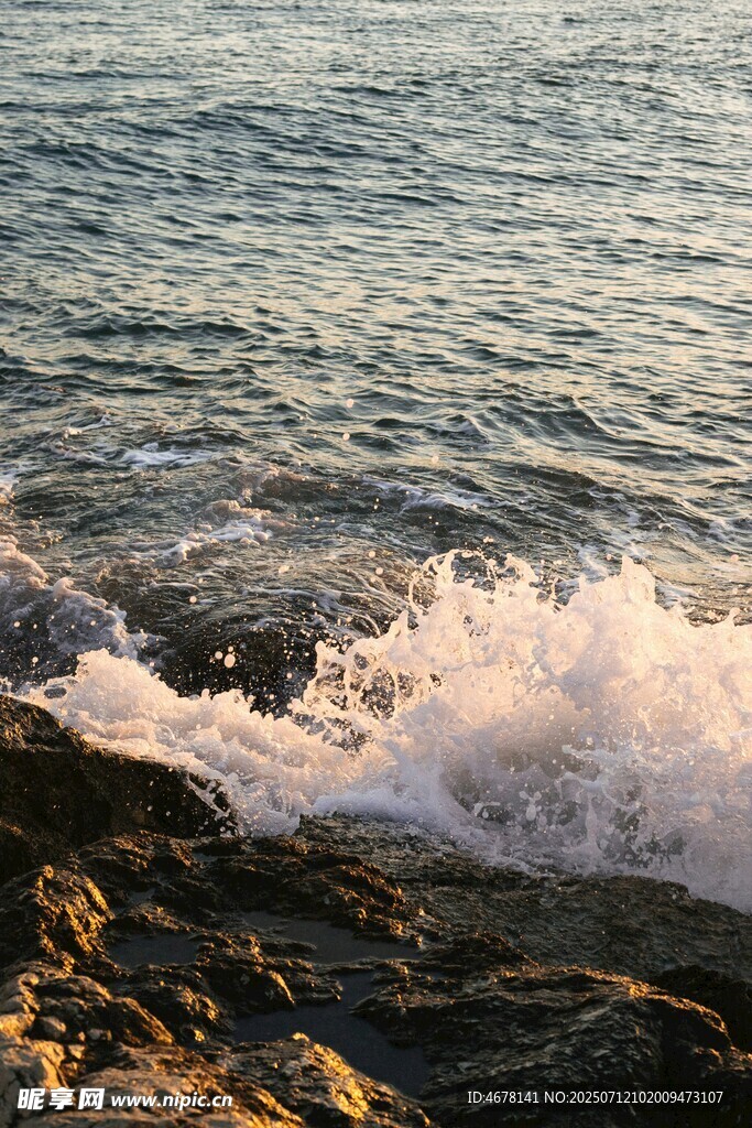 海边浪花拍打礁石景象