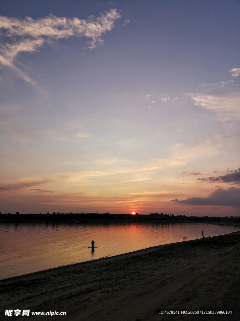 湖畔日落美景