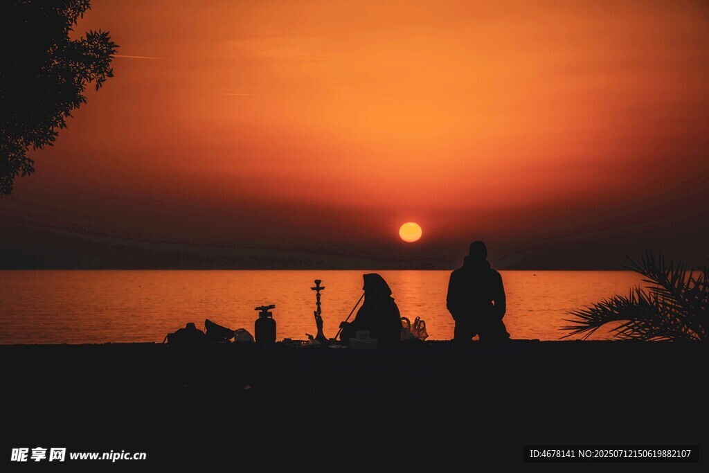 夕阳下海边的温馨剪影
