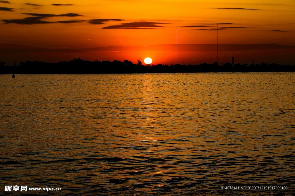夕阳下波光粼粼的水面